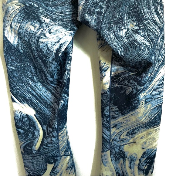 Lululemon Esker Tight in Lava Print Blue Denim Multi Size 4 EUC - Picture 13 of 13